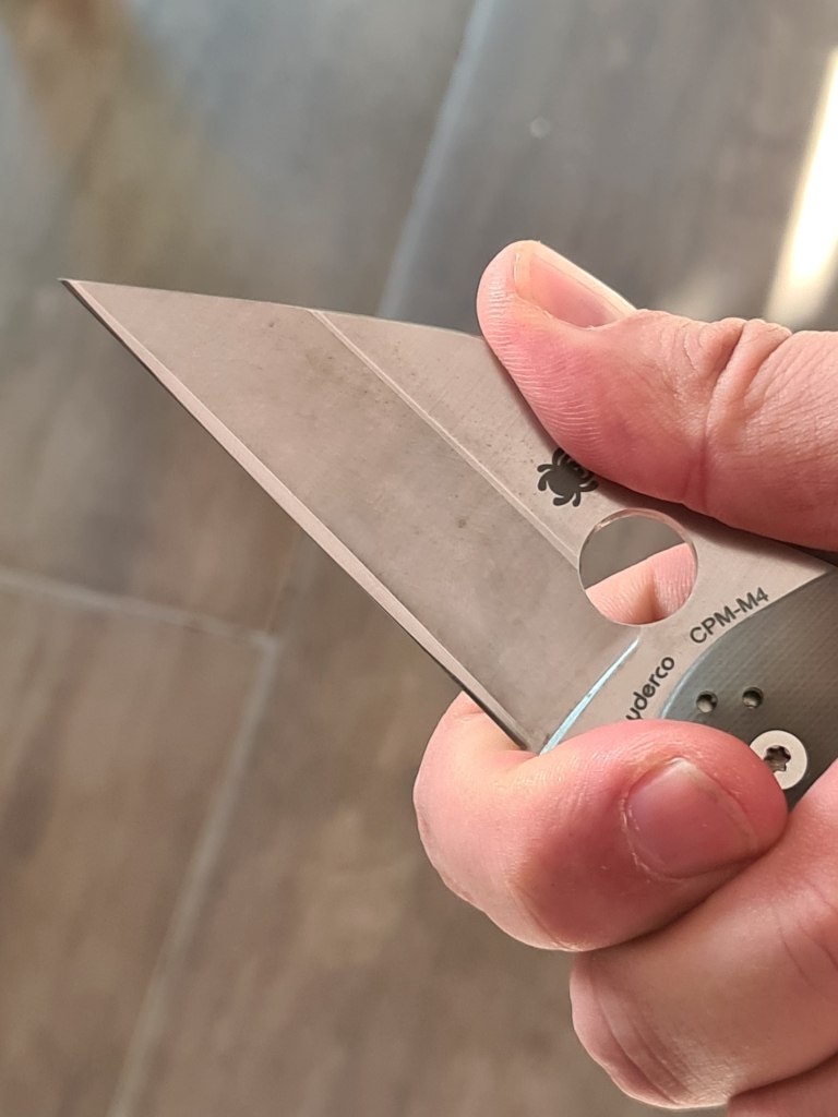Spyderco Sharpmaker quickly turns dull edge into razor sharp blade